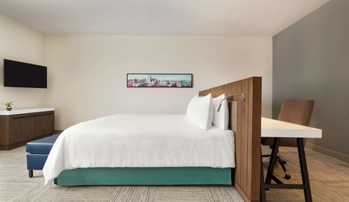 Deluxe Room, 1 King Bed, Accessible, Bathtub