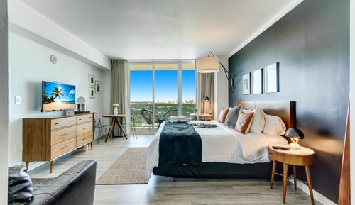 Stunning City View Studio in Coconut Grove
