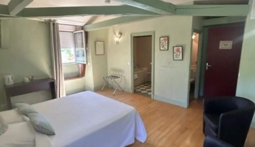 Room, Garden View