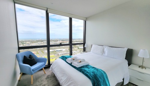 Classic 3 bed, 2 bath family apartment with city and water views