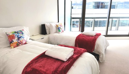 Premium 3 bed 2 bath Family apartment with water and city views