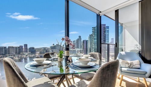 Classic 2 bed, 2 bath family apartment with water views