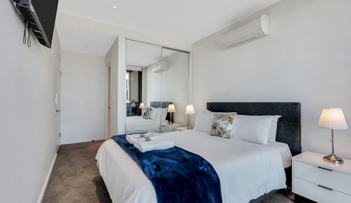 Premium 2 bed, 2 bath apartment with bay views