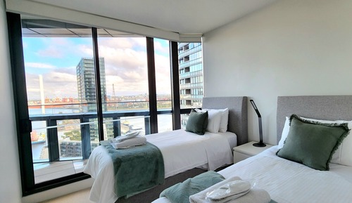 Premium 2 bed, 2 bath family apartment with bay views