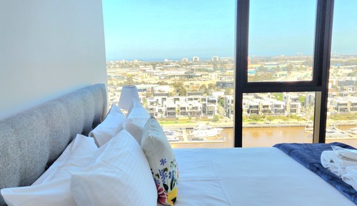 Classic 2 bed, 2 bath apartment with water views