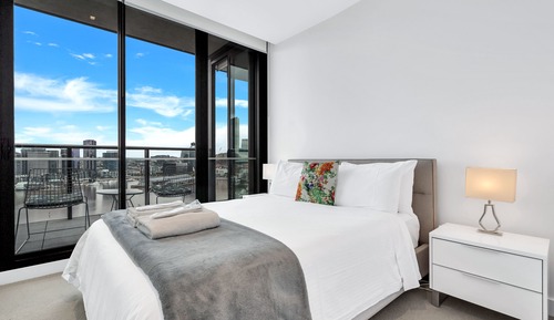 Executive 2 bed, 2 bath apartment with city and harbour views