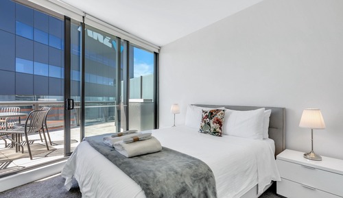 Executive 3 bed, 2 bath apartment with city and harbour views