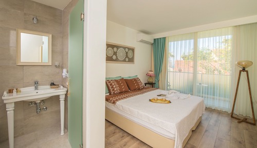 Standard Room, 1 Queen Bed, Balcony, Sea Facing (11)