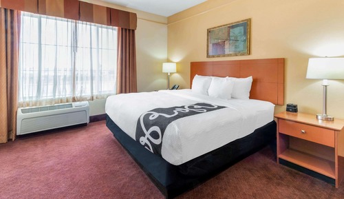 Deluxe Suite, 1 King Bed, Non Smoking, City View