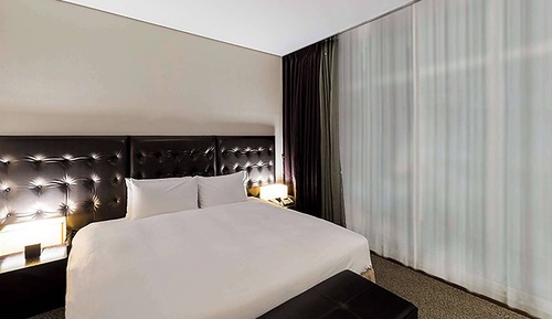 Premier Suite, 1 King Bed, Non Smoking, City View (Living Room)