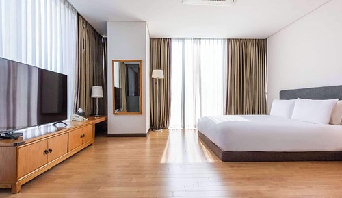 Traditional Suite, 1 Queen Bed, Non Smoking, City View