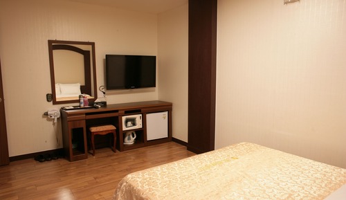 Economy Room, 1 Double Bed, No Windows (Basement)