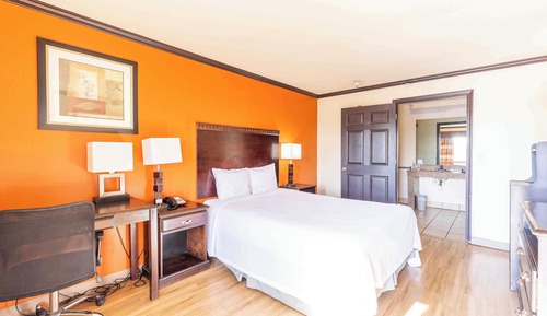 Standard Room, 1 King Bed