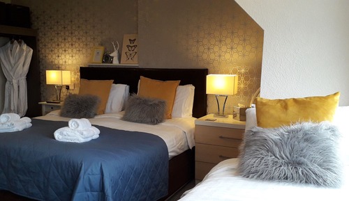 Suite, Ensuite ( 2 Adults & 1 Child)