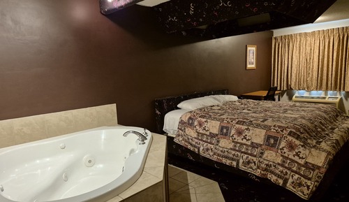 Standard Room, 1 King Bed, Non Smoking (Jetted Tub)