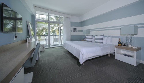 Deluxe Room, 1 King Bed, Partial Ocean View