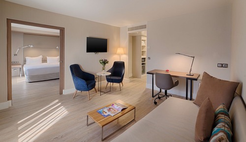 Family Suite (2 adults + 2 children)