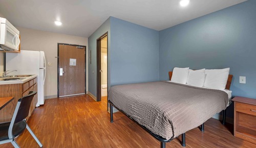 Standard Studio, 1 Queen Bed, Non Smoking, Refrigerator & Microwave