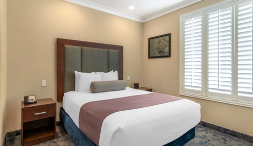 Suite, 1 Queen Bed with Sofa bed, Non Smoking, Refrigerator & Microwave (with Sofabed)
