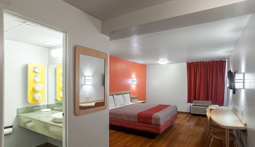 Deluxe Room, 1 King Bed, Accessible, Smoking