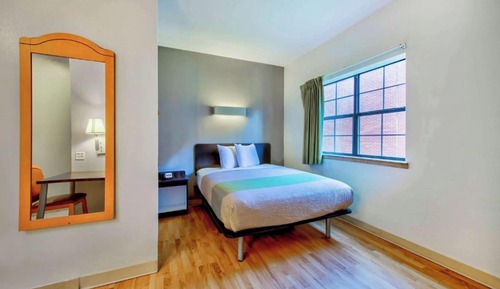Standard Room, 1 Queen Bed, Roll-in Shower, Kitchenette
