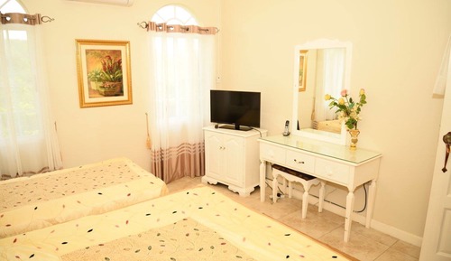 Deluxe Suite, Ensuite, Corner (AC fee not included in rate)