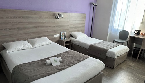 Triple Room (Large bed + 1 small bed)