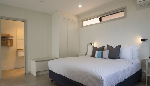 Deluxe Studio, 1 King Bed, Private Bathroom