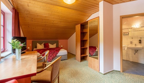 Standard Quadruple Room, Private Bathroom (mit 2 Aufbettungen)