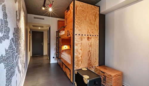 Bed in 2 bed mixed double room with shared bathroom 