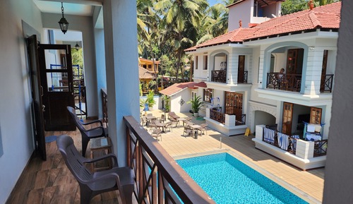 Apartment with Pool View