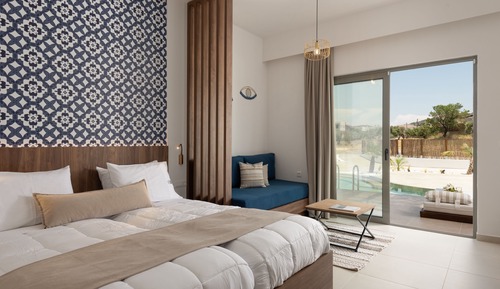 Comfort Suite, Pool View