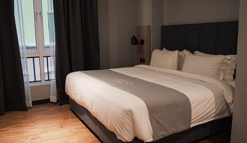 Deluxe King Suite 
