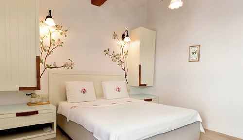 Honeymoon Room (Courtyard View)