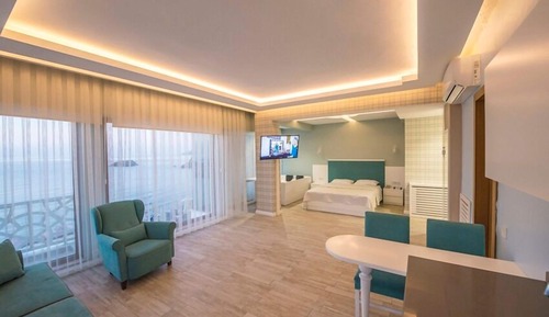 Deluxe Suite, Smoking