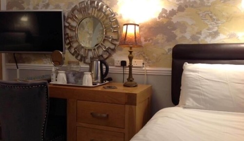 Twin Room (Morgan)