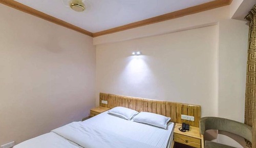 Deluxe Room, 1 Queen Bed, Refrigerator, Garden View