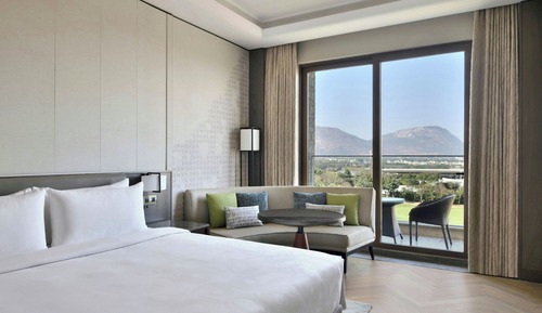 Club Suite, 1 King Bed, Non Smoking, Golf View (Corner)