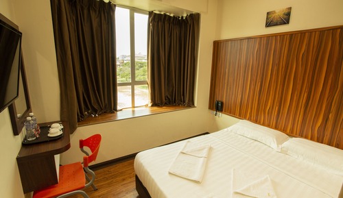Deluxe Room (Queen)