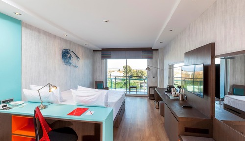 Suite, 1 Queen Bed, Non Smoking, Balcony