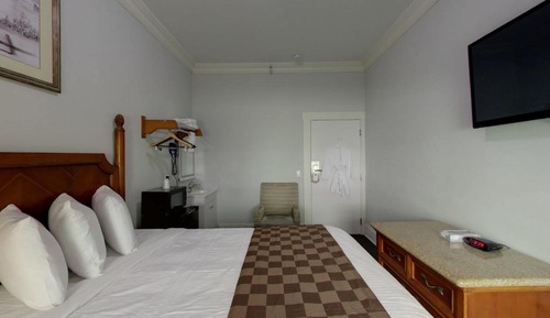 Standard Room, 1 Queen Bed, Private Bathroom