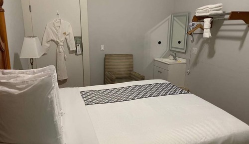 Standard Room, 1 Queen Bed, Shared Bathroom