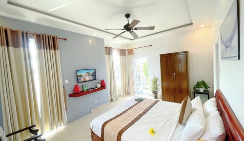 Deluxe Room, 1 Queen Bed, Balcony, Pool View