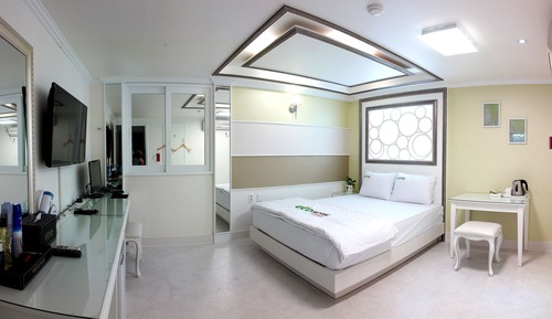 Double Room (2+ people extra charge 20,000 on site)
