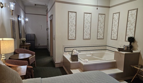 Suite, 1 Queen Bed, Jetted Tub