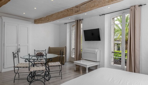 Premium Suite (Street View)