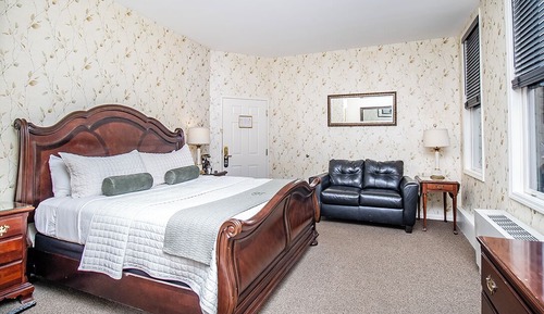 King Bed and Soaking Tub, 1 King