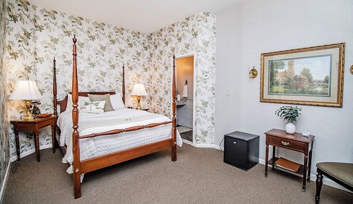 Queen Bed and Soaking Tub