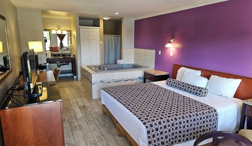 Standard Room, 1 King Bed, Jetted Tub