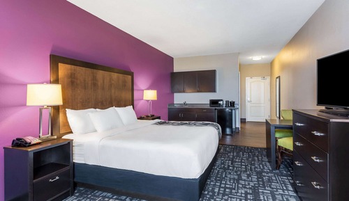Deluxe Suite, 1 King Bed, Non Smoking (Efficiency)